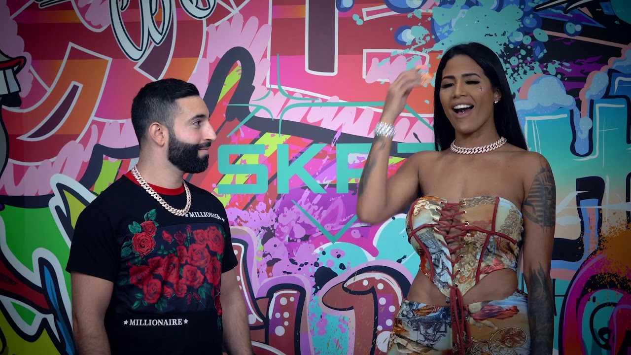 Cargar video: Video musical oficial de SKRT