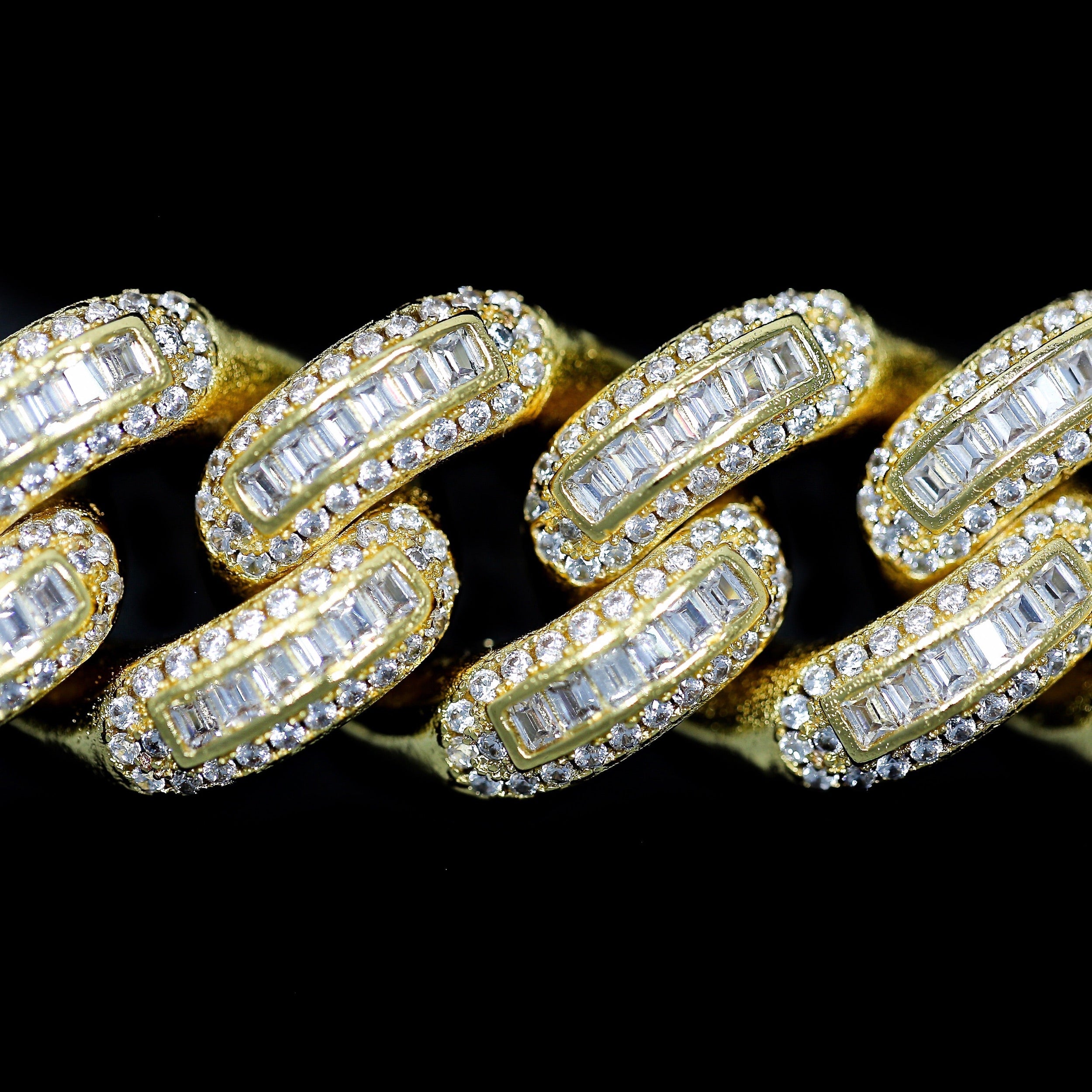 18mm Bugatti Link Chain in Yellow Gold · male-model