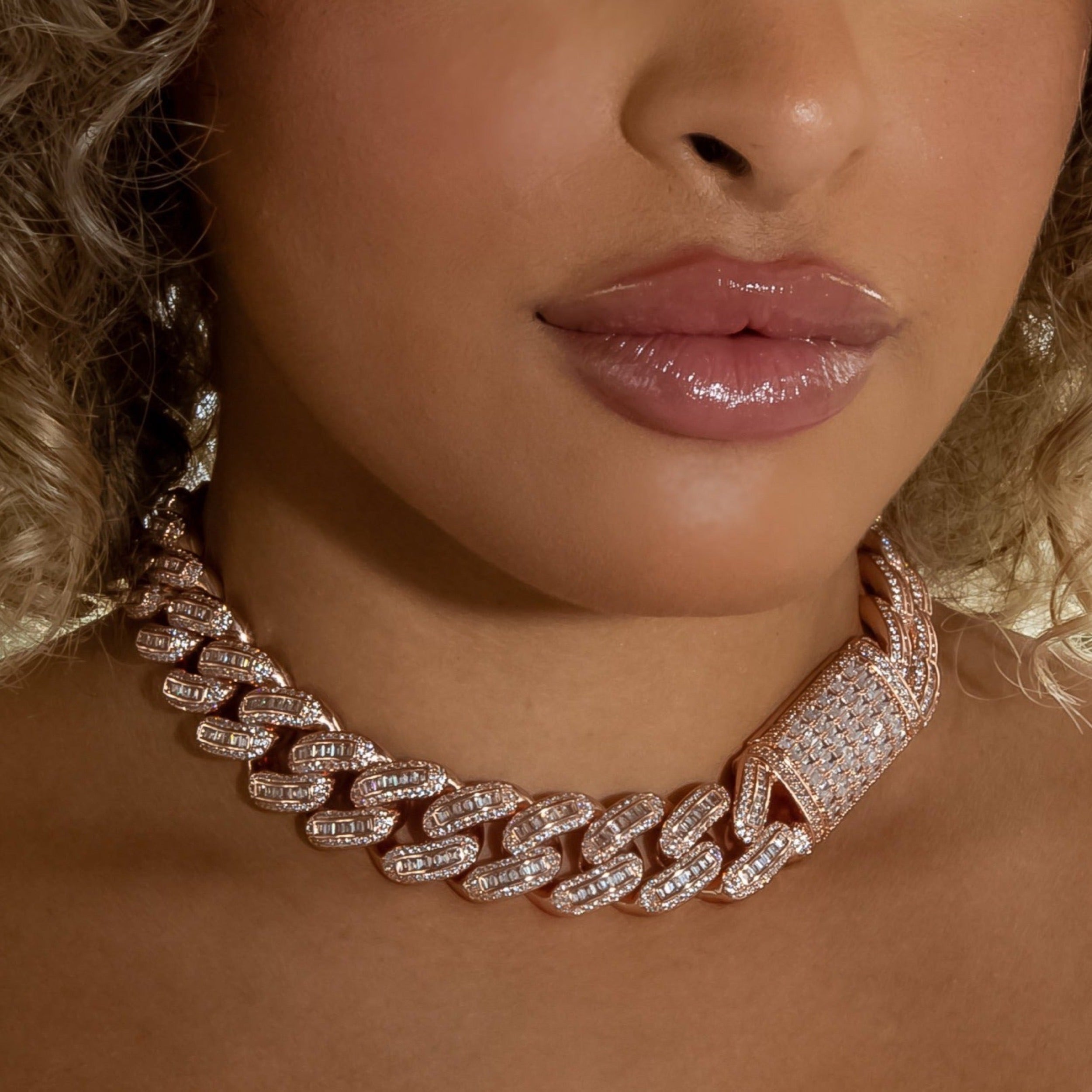18mm Bugatti Link Choker/ Necklace in Rose Gold · female-model