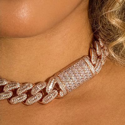 18mm Bugatti Link Choker/ Necklace in Rose Gold · female-model