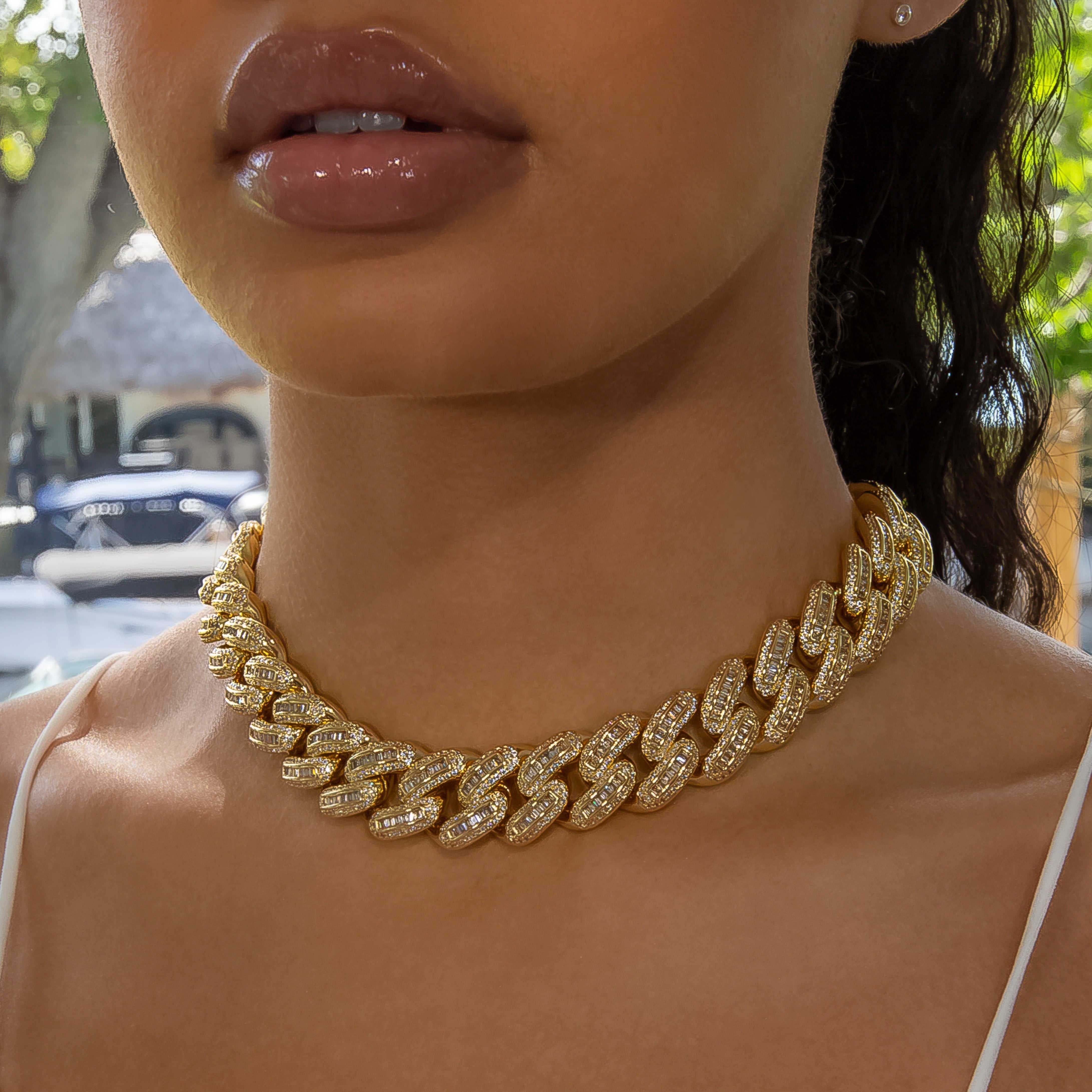 18mm Bugatti Link Choker/ Necklace - 18K Yellow Gold · female-model