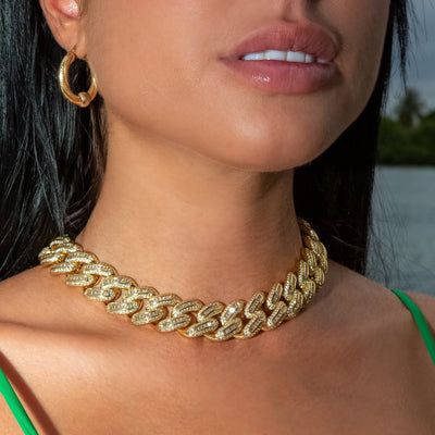 18mm Bugatti Link Choker/ Necklace in Yellow Gold · female-model