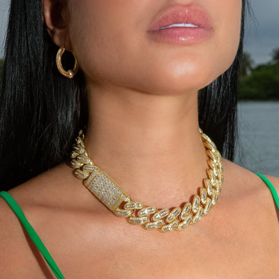 18mm Bugatti Link Choker/ Necklace in Yellow Gold · female-model