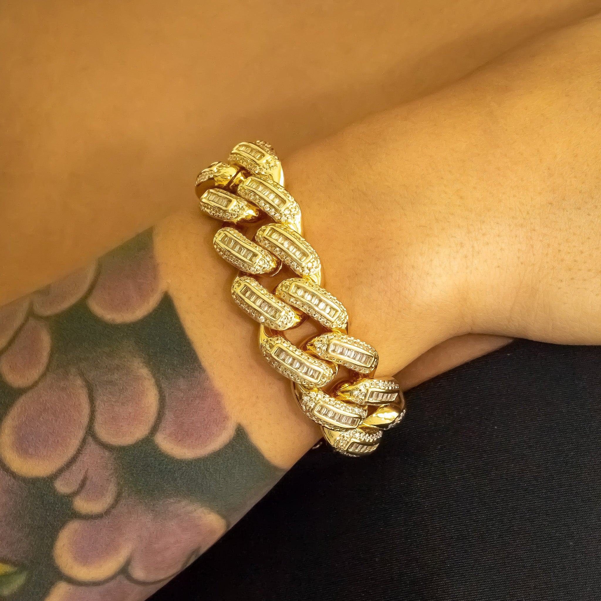 Pulsera de eslabones cubanos con baguette en oro amarillo - 18mm