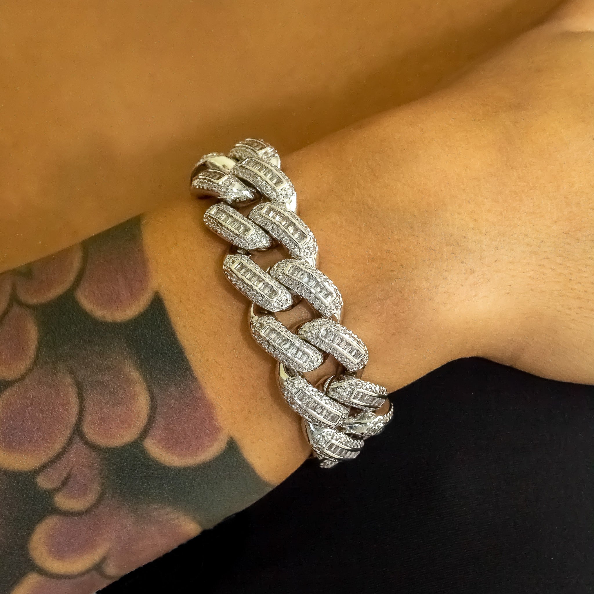 Pulsera Eslabón Cubano Baguette en Oro Blanco - 18mm